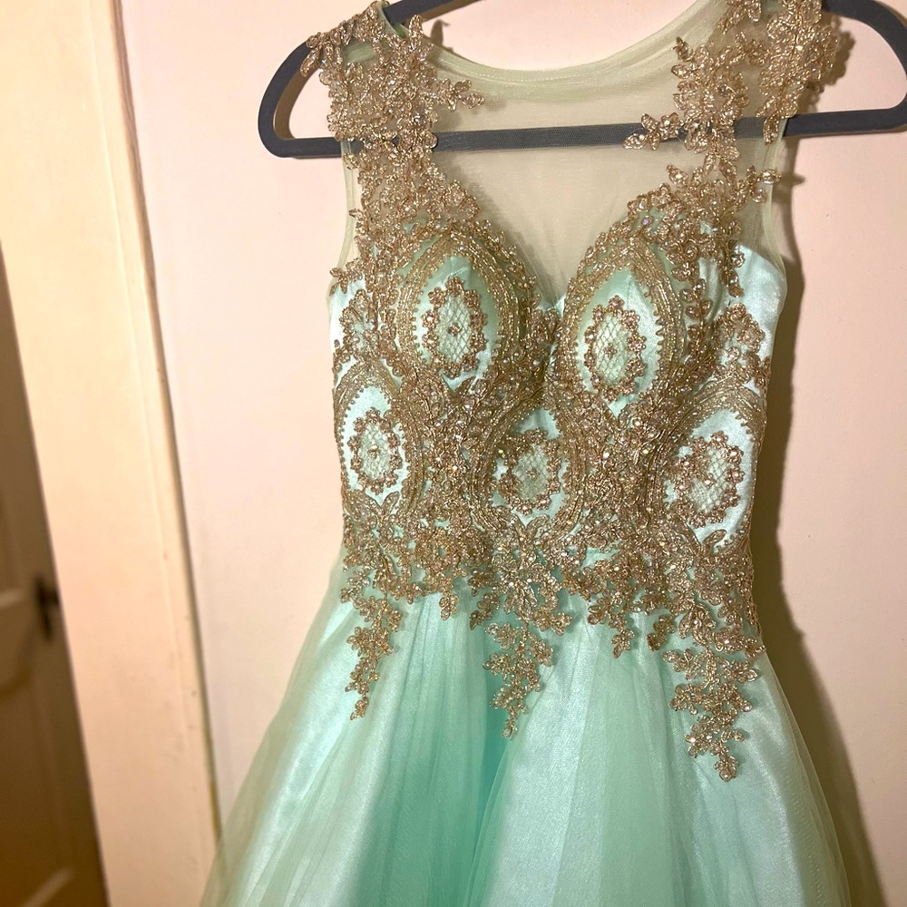 Stunning Milano (Designer) Mint Cocktail Length Dress. Size 2